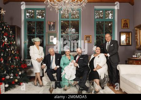 Moscow, Russia, 06/12/2022, Grand Duke George Mikhailovich of Russia, (Georgi Mikhailovich Romanov) and Princess Victoria Romanovna pose in family with HIH Grand Duchess Maria of Russia, Head of the Imperial Family of Russia, HRH Prince Franz Whilhelm of Prussia, Mr and Mrs Roberto Bettarini ( parents of Princess Victoria Romanovna ) after the Imperial Christening of Prince Alexandre Georgievitch Romanov at their home of Moscow, on December 06, 2022 in Moscow, Russia. The Sacrament of Christening in the Christian Orthodox tradition takes place 40 days after the child is born. December 6th is t Stock Photo