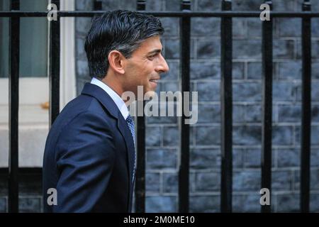 London, UK. 07th Dec, 2022. Rishi Sunak, British Prime Minister exits Downing Street for PMQs in Parliament. Credit: Imageplotter/Alamy Live News Stock Photo