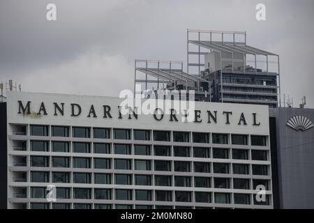 Singapore,  Singapore 30 August 2022,   The brand logo of the hotel chain 'Mandarin Oriental' on the facade of a hotel in Singapore Stock Photo