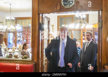 Leipzig, Germany. 07th Dec, 2022. Federal President Frank-Walter Steinmeier visits Cafe Hartmann for his coffee table with citizens. Steinmeier conducts his official business for three days in Freiberg, Saxony. Credit: Jan Woitas/dpa/Alamy Live News Stock Photo