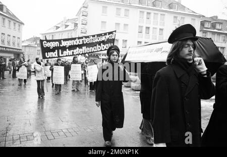 Young unemployed people demonstrated against unemployment and apprenticeship cuts in Solingen, Germany on 14.12.1074 Stock Photo