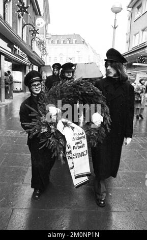 Young unemployed people demonstrated against unemployment and apprenticeship cuts in Solingen, Germany on 14.12.1074 Stock Photo