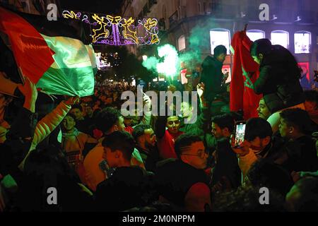 Madrid, Spain. 6th Dec, 2022. Supporters of the Moroccan soccer team celebrate their victory over Spain in the Qatar 2022 World Cup on La puerta del Sol. Hundreds of people gather on streets in the center of Madrid to celebrate Morocco's victory over Spain. (Credit Image: © Edgar GutiÃˆRrez/SOPA Images via ZUMA Press Wire) Stock Photo