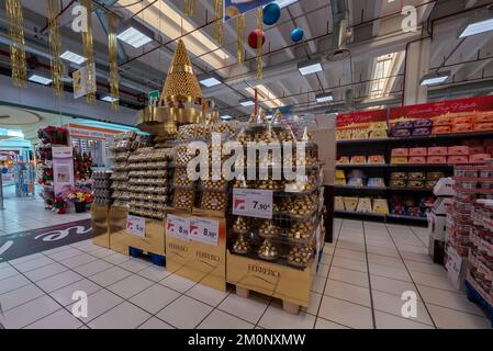 Mondovì, Piedmont, Italy - November 30, 2022: golden pallets displaying Ferrero Collection gift boxes with Rocher chocolates for sale in Ipercoop ital Stock Photo