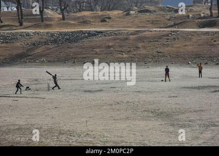 Sonamarg, India. 07th Dec, 2022. Kashmiri children play cricket during a cold winter day in Sonamarg, about 100kms northeast of Srinagar, the summer capital of Jammu and Kashmir. (Photo by Saqib Majeed/SOPA Images/Sipa USA) Credit: Sipa USA/Alamy Live News Stock Photo