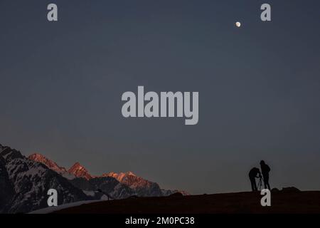 Sonamarg, India. 07th Dec, 2022. Photographers set their tripod to take pictures during a cold winter evening in Sonamarg, about 100kms northeast of Srinagar, the summer capital of Jammu and Kashmir. (Photo by Saqib Majeed/SOPA Images/Sipa USA) Credit: Sipa USA/Alamy Live News Stock Photo