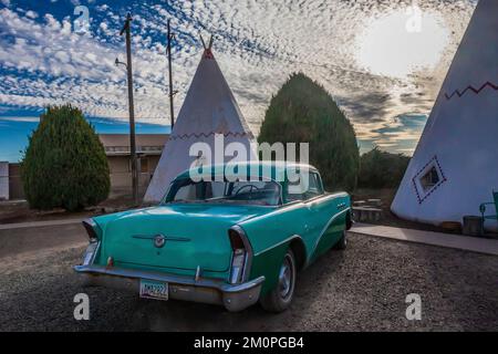 Classic cars and tipis at Wigwam Motel on Route 66 in Holbrook, Arizona, USA [No property release; editorial licensing only] Stock Photo