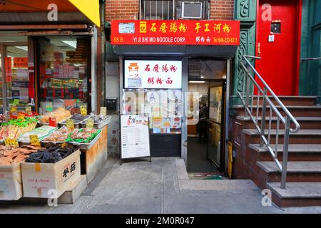 Yi Ji Shi Mo, 88 Elizabeth St, New York, NYC storefront photo of a steamed rice roll shop in Manhattan Chinatown. �~�s Stock Photo