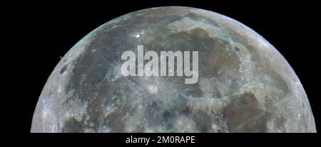 Harrogate, North Yorkshire, UK. 8 December 2022.  Planet Mars about to go behind the Moon, in what is known as an occultation as seen from Harrogate, North Yorkshire, United Kingdom.  8 December 2022. Harrogate, North Yorkshire, UK. Credit: Caught Light Photography Limited/Alamy Live News Stock Photo