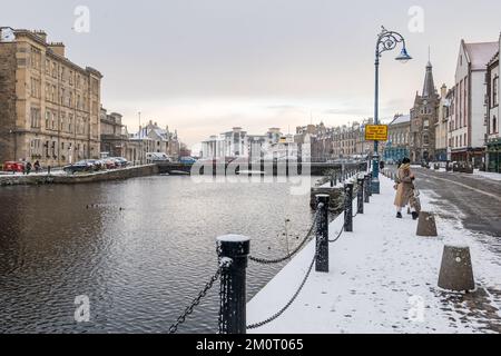 Edinburgh, Scotland, UK, 8th December 2022. UK Weather: snowing in the capital city. Pictured: snow falls on the pavement on The Shore in Leith next to the Water of Leith river. Credit: Sally Anderson/17�Թ����� Live News Stock Photo