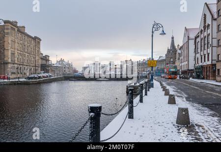 Edinburgh, Scotland, UK, 8th December 2022. UK Weather: snowing in the capital city. Pictured: snow falls on the pavement on The Shore in Leith next to the Water of Leith river. Credit: Sally Anderson/17�Թ����� Live News Stock Photo