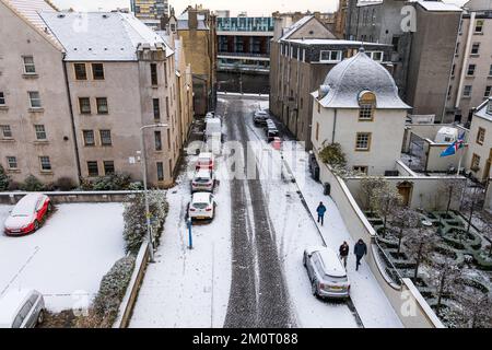 Edinburgh, Scotland, UK, 8th December 2022. UK Weather: snowing in the capital city. Pictured: snow falls in Leith at Lamb's House pavilion covering the road and cars seen from above. Credit: Sally Anderson/17�Թ����� Live News Stock Photo