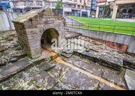 Spain, Principality of Asturias, Oviedo, stage on the Camino del Norte and starting point of the Camino Primitivo, Spanish pilgrimage routes to Santiago de Compostela, La Foncalada fountain built in the 9th century by King Alfonso III of Asturias and UNESCO World Heritage Stock Photo