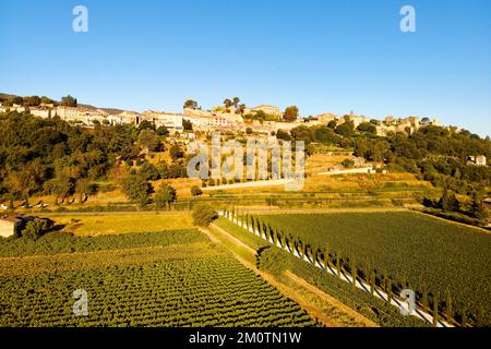 France, Vaucluse, Luberon regional nature park, Menerbes, labelled Les Plus Beaux Villages de France (The Most Beautiful Villages of France), dominated by the 13th century citadel Stock Photo