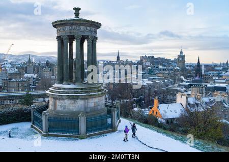 Edinburgh, Scotland, UK. 8th December 2022. Snow in Edinburgh as the Arctic weather conditions from the north continue to affect large parts of Scotland. Pic; View of snow covered Edinburgh from Calton Hill. Iain Masterton/17�Թ����� Live News Stock Photo
