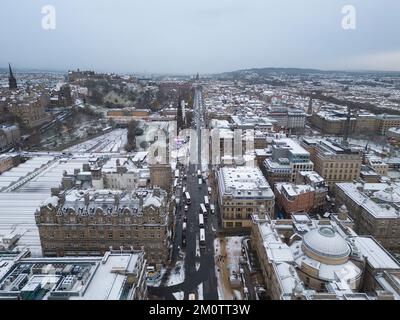 Edinburgh, Scotland, UK. 8th December 2022. Snow in Edinburgh as the Arctic weather conditions from the north continue to affect large parts of Scotland. Pic; Aerial view of Princes Street. Iain Masterton/17�Թ����� Live News Stock Photo