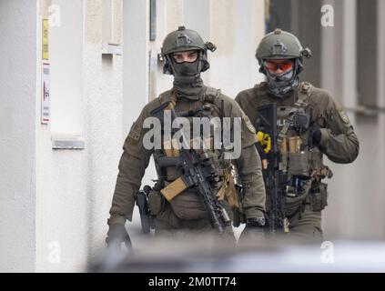 08 December 2022, Hessen, Frankfurt/Main: Officers of a special police task force are on duty in the Frankfurt district of Hockenheim. There, an armed person had been reported in a residential building. Photo: Boris Roessler/dpa Stock Photo