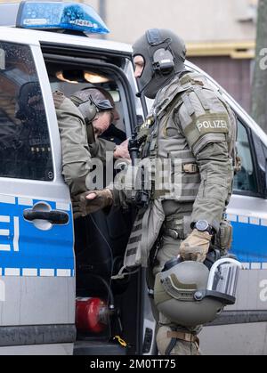 08 December 2022, Hessen, Frankfurt/Main: Officers of a special police task force are on duty in the Frankfurt district of Hockenheim. There, an armed person had been reported in a residential building. Photo: Boris Roessler/dpa Stock Photo