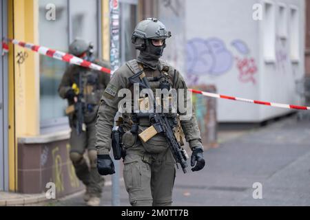 08 December 2022, Hessen, Frankfurt/Main: Officers of a special police task force are on duty in the Frankfurt district of Hockenheim. There, an armed person had been reported in a residential building. Photo: Boris Roessler/dpa Stock Photo