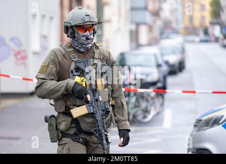 08 December 2022, Hessen, Frankfurt/Main: An officer of a special police task force is on duty in the Frankfurt district of Bockenheim. There, an armed person had been reported in a residential building. Photo: Boris Roessler/dpa Stock Photo