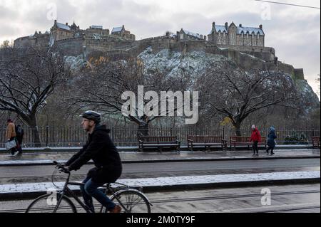 Thursday 8th of December 2022: Edinburgh, Scotland, UK. Weather. A cold snap of weather in the United Kingdom brought a light covering of snow to the Scottish capital city. Looking across Princes Street towards Edinburgh Castle Stock Photo