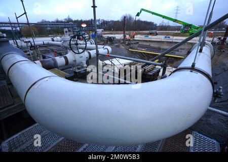 08 December 2022, Schleswig-holstein, Brunsbüttel: Workers Work On The 