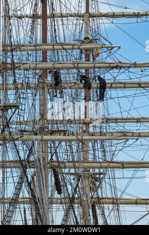 Las Palmas, Gran Canaria, Canary Islands, Spain. 8th December, 2022. Crew making repairs high on the rigging on Norwegian training ship, Sorlandet; the world's oldest and most authentic fully-rigged ship still in active service. The ship was built in 1927. Credit: Alan Dawson/Alamy Live News Stock Photo