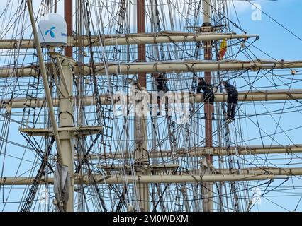 Las Palmas, Gran Canaria, Canary Islands, Spain. 8th December, 2022. Crew making repairs high on the rigging on Norwegian training ship, Sorlandet; the world's oldest and most authentic fully-rigged ship still in active service. The ship was built in 1927. Credit: Alan Dawson/Alamy Live News Stock Photo