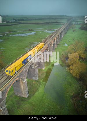 A train engine on the Harringworth rail viaduct, which crosses the river Welland between Northamptonshire and Rutland, England; with 82 arches and 20 Stock Photo