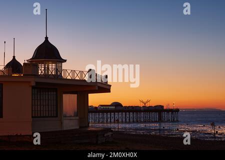 Herne Bay, Kent, UK. 8th December 2022: UK weather. Cold clear skies at sunset at Herne Bay pier and bandstand, the isle of Sheppey lies beyond. Credit: Alan Payton/Alamy Live News Stock Photo