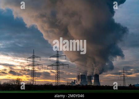 Neurath lignite-fired power plant, near Grevenbroich, power plant units F and G, A-E, thick cloud of water vapour from the cooling towers in winter, n Stock Photo