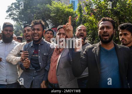 Dhaka, Bangladesh. 08th Dec, 2022. Activists of the Bangladesh Nationalist Party (BNP) chant slogans during the clashes. An activist from the Bangladesh Nationalist Party (BNP) died and thousands injured after clashes broke out between party supporters and police. Credit: SOPA Images Limited/Alamy Live News Stock Photo