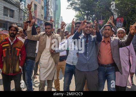 Dhaka, Bangladesh. 08th Dec, 2022. Activists of the Bangladesh Nationalist Party (BNP) chant slogans during the clashes. An activist from the Bangladesh Nationalist Party (BNP) died and thousands injured after clashes broke out between party supporters and police. (Photo by Sazzad Hossain/SOPA Images/Sipa USA) Credit: Sipa USA/Alamy Live News Stock Photo