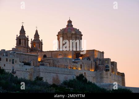 The gorgeous dome and two bell towers of St. Paul’s Cathedral on top of the fortified, medieval town - Mdina, Malta Stock Photo