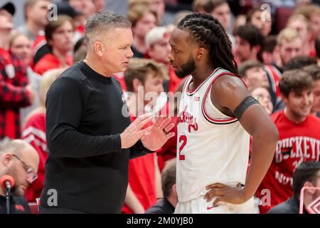 Columbus, Ohio, USA. 8th Dec, 2022. Ohio State Buckeyes head coach Chris Holtmann discusses the final few seconds of play with Ohio State Buckeyes guard Bruce Thornton (2) during the game between the Rutgers Scarlet Knights and the Ohio State Buckeyes at Value City Arena, Columbus, Ohio. (Credit Image: © Scott Stuart/ZUMA Press Wire) Stock Photo