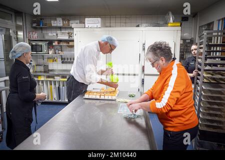 JOURE - A local bakery makes various orange pastries, including the Andries Noppert tompouce. The keeper of the Dutch national team comes from the Frisian town. ANP JILMER POSTMA netherlands out - belgium out Stock Photo