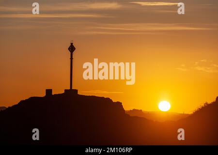 Dalgety Bay, Fife, Scotland. 09 December 2022. A cold day in Scotland warmed by a beautiful sunset over Edinburgh Castle and Downing Point in Dalgety Bay. © Richard Newton / Alamy Live News Stock Photo