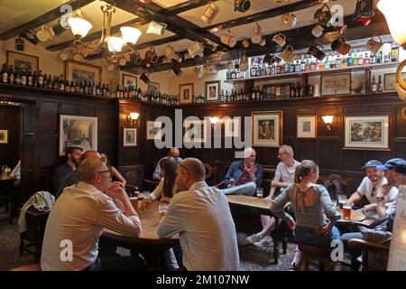 Inside the Ye Olde Mitre pub, established 1546, 1 Ely Ct, Ely Pl, Hatton Garden, London, England, UK, EC1N 6SJ Stock Photo