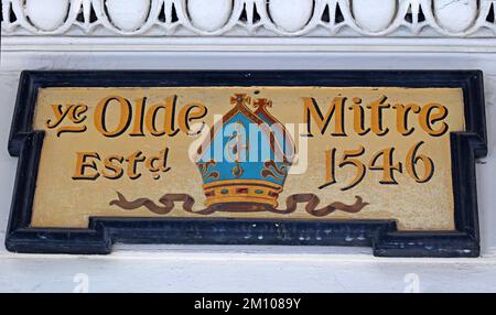 Ye Olde Mitre pub sign, established 1546, 1 Ely Ct, Ely Pl, Hatton Garden, London, England, UK, EC1N 6SJ Stock Photo