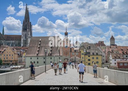 Passanten, Steinerne Brücke, Altstadt, Regensburg, Bayern, Deutschland Stock Photo