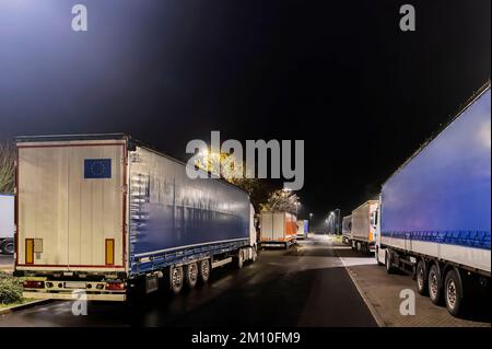 At night in a crowded motorway car park Stock Photo