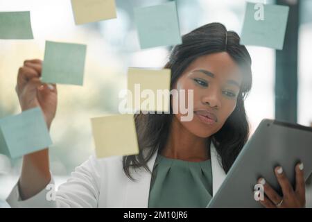 Sticky note, tablet and business woman with digital marketing strategy, agenda and schedule for website post, update and management. Corporate black Stock Photo