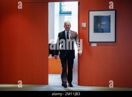 Berlin, Germany. 09th Dec, 2022. Chancellor Olaf Scholz (SPD) comes out of his office to receive relatives of Bundeswehr soldiers and police officers deployed abroad. On the right hangs a portrait of Konrad Adenauer, the first German chancellor. Credit: Kay Nietfeld/dpa/Alamy Live News Stock Photo