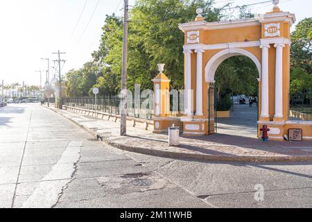 South America, Colombia, Departamento de Bolívar, Cartagena de Indias, entrance gate to the Parque Centenario in Cartagena Stock Photo