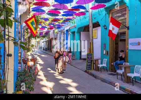 South America, Colombia, Departamento de Bolívar, Cartagena de Indias, Barrio Getsemaní, street scene in Getsemaní neighborhood Stock Photo