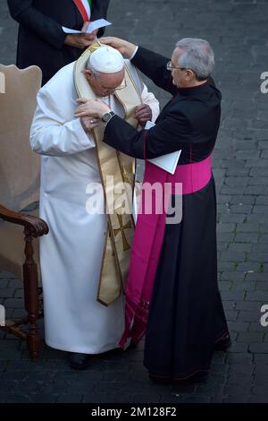 Pope Francis prayer ceremony during the traditionnal visit to the statue of Mary on the day of the celebration of the Immaculate Conception et Piazza di Spagna (Spanish Square) on December 8, 2022 Stock Photo