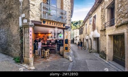 Brasserie in Saint Guilhem le Désert. Part of the World Heritage Site of UNESCO 'Way of Saint James in France' awarded. The village belongs to the Plus Beaux Villages de France. Stock Photo