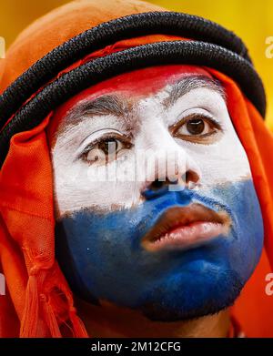 Al Daayen, Qatar. 09th Dec, 2022. AL DAAYEN - Fans in the stands ahead of the FIFA World Cup Qatar 2022 quarterfinal match between the Netherlands and Argentina at the Lusail Stadium on December 9, 2022 in Al Daayen, Qatar. ANP KOEN VAN WEEL netherlands out - belgium out Credit: ANP/17�Թ����� Live News Stock Photo