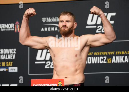 Las Vegas, USA. 09th Dec, 2022. December 9, 2022, Las Vegas, NV, LAS VEGAS, NEVADA, United States: LAS VEGAS, NV - December 9: Jan Blachowicz steps on the scale for the official weigh-in at UFC Apex for UFC 282 -Blachowicz vs Ankalaev : Official Weigh-ins on December 9, 2022 in Las Vegas, NV, United States. (Credit Image: © Louis Grasse/PX Imagens via ZUMA Press Wire) Credit: ZUMA Press, Inc./Alamy Live News Stock Photo