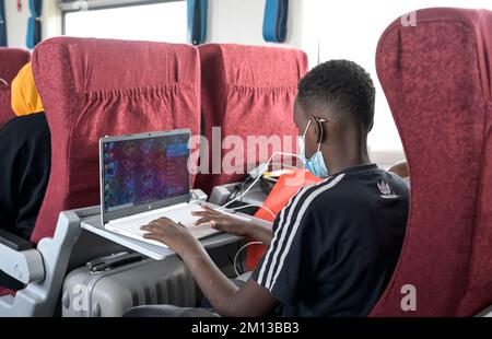 KENYA, Madaraka express train from Nairobi to Mombasa, the railway line was financed and built by China  / KENIA, Nairobi, Madaraka Express Zug von Nairobi nach Mombasa, die Bahnlinie wurde von China Road and Bridge Corporation CRBC gebaut und von der chinesischen EXIM Export-Import-Bank finanziert Stock Photo